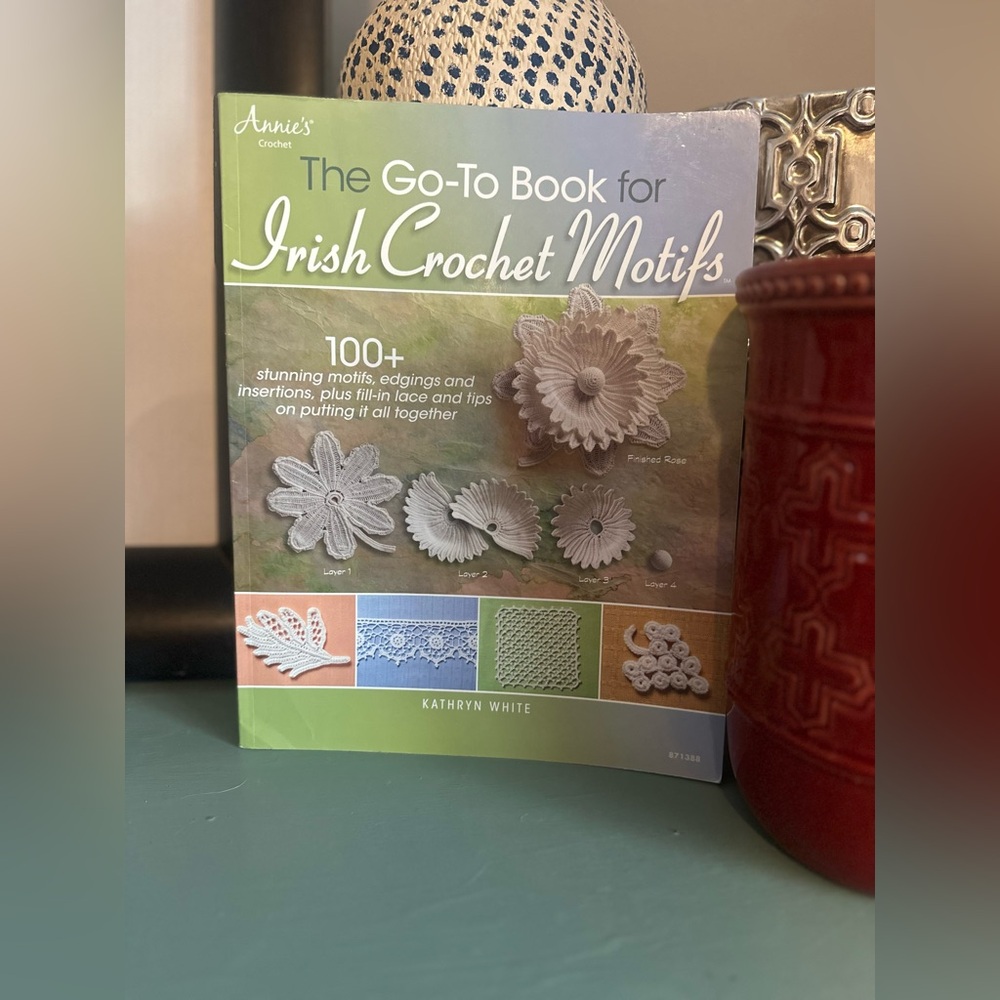 The Go-To Book for Irish Crochet Motifs by Kathryn White